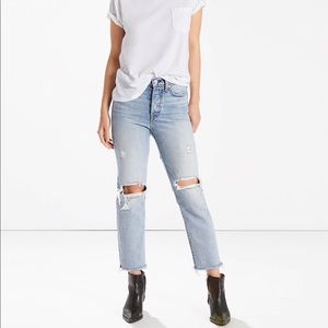 LEVI’S wedgie distressed crop
